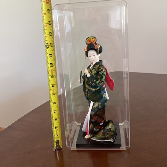 Elegant Japanese Geisha Doll in Display Case - Picture 12 of 13